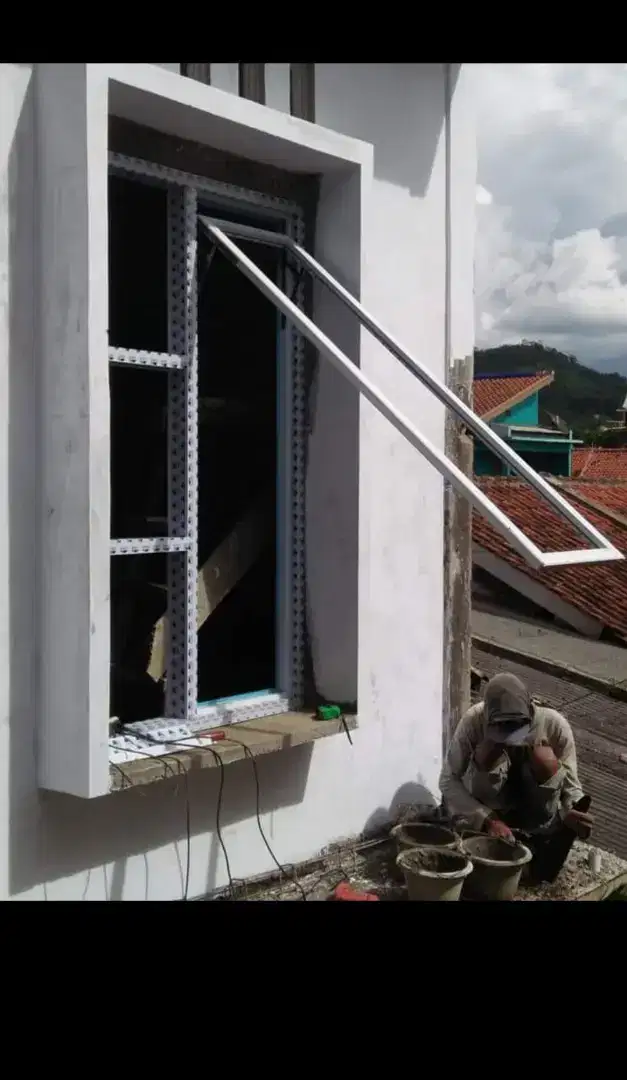 Kami siap memasang kusen pintu jendela aluminium