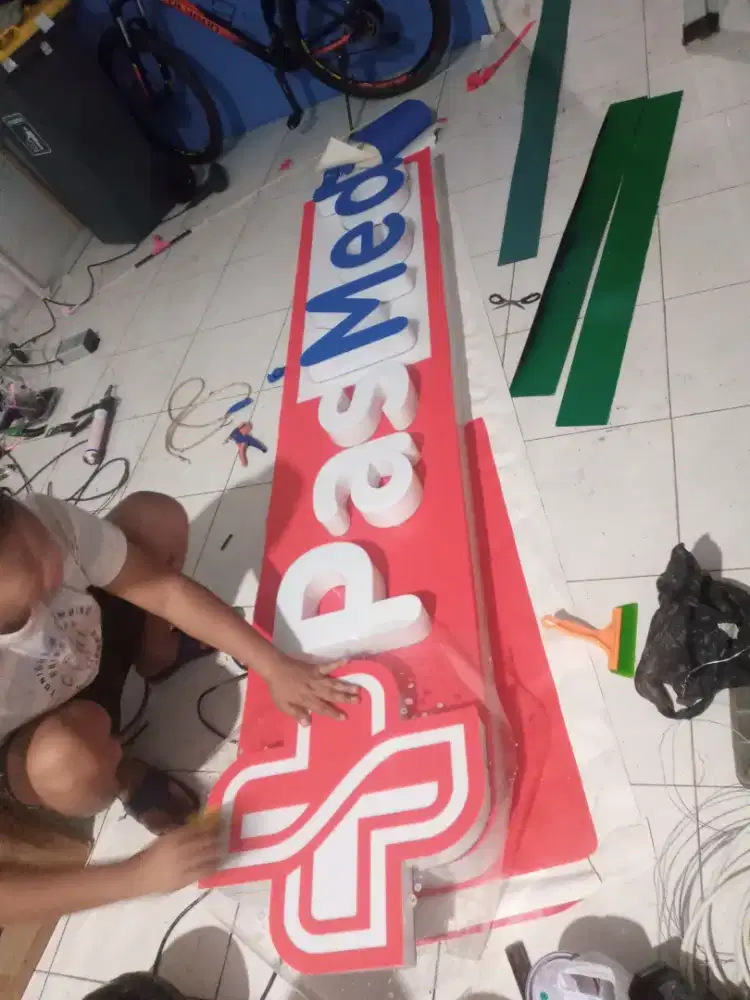Jasa pembuatan neon box dan papan nama