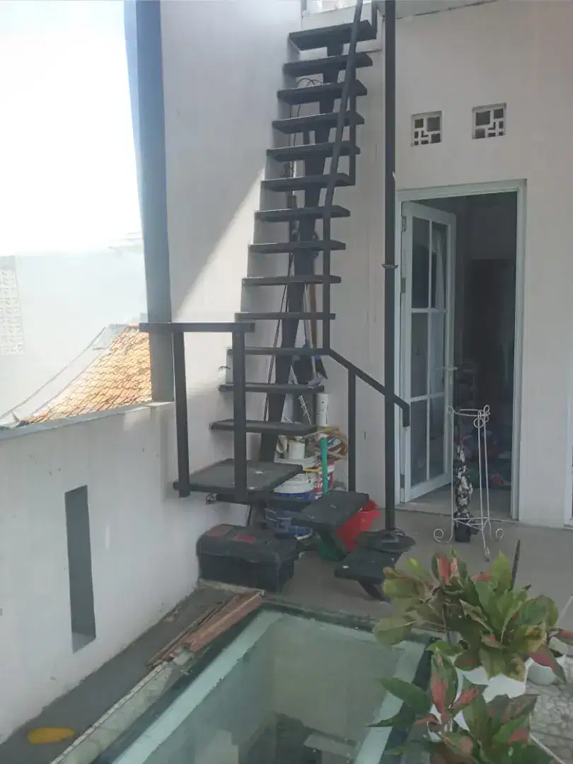 Tangga rebah dan relling