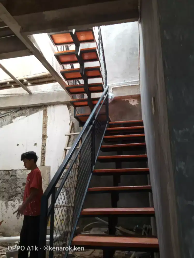 Tangga besi pijakan kayu