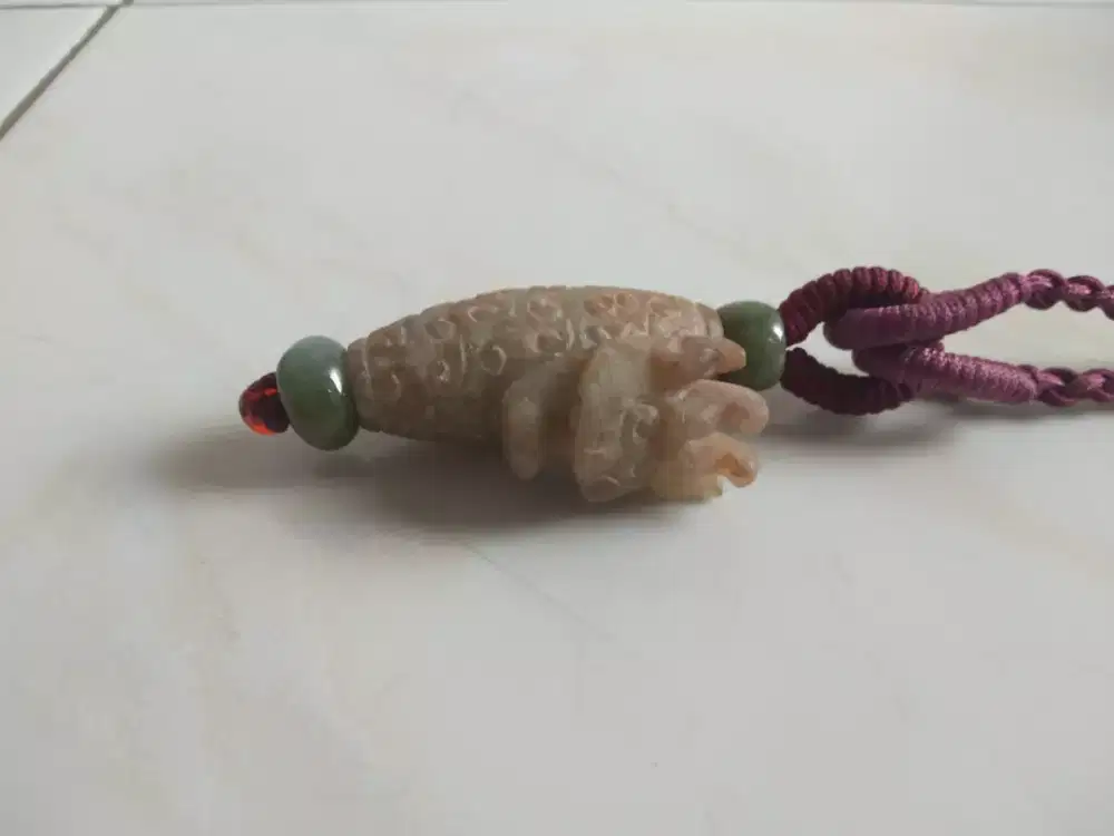 Kalung bentuk kepala naga.