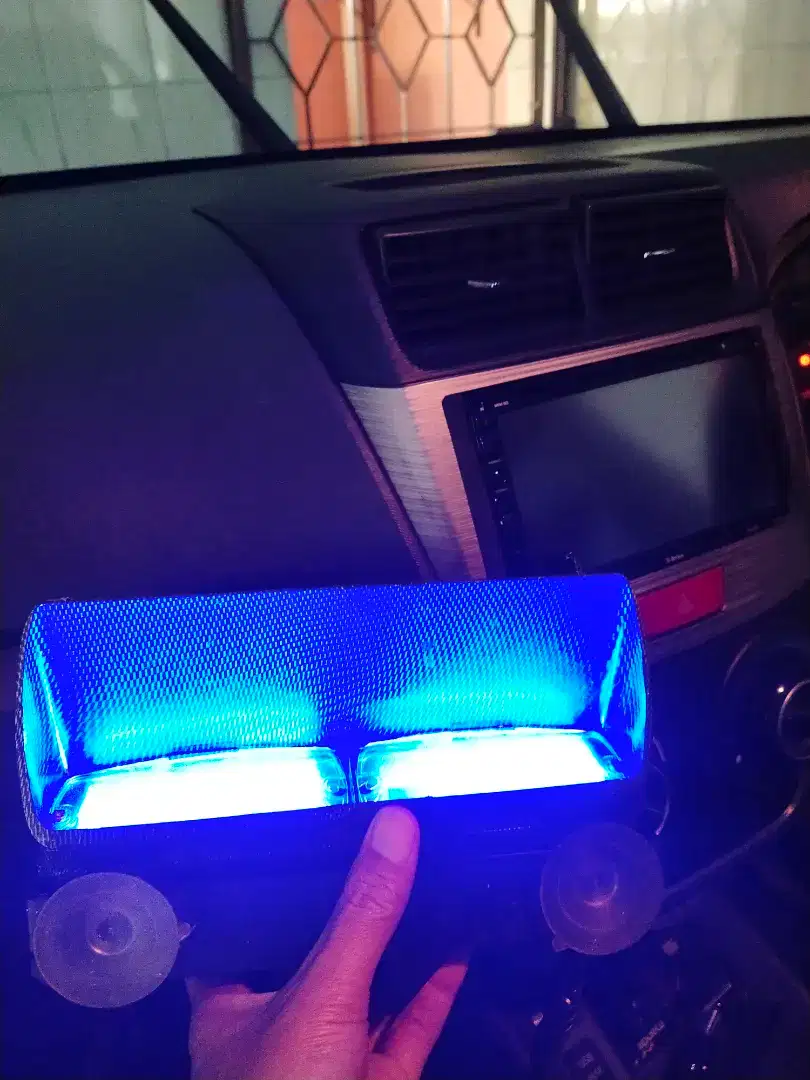 Lampu Mobil Biru Terang