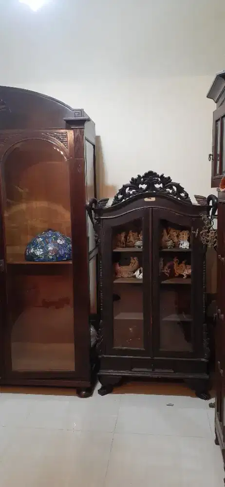 Lemari kaca antik