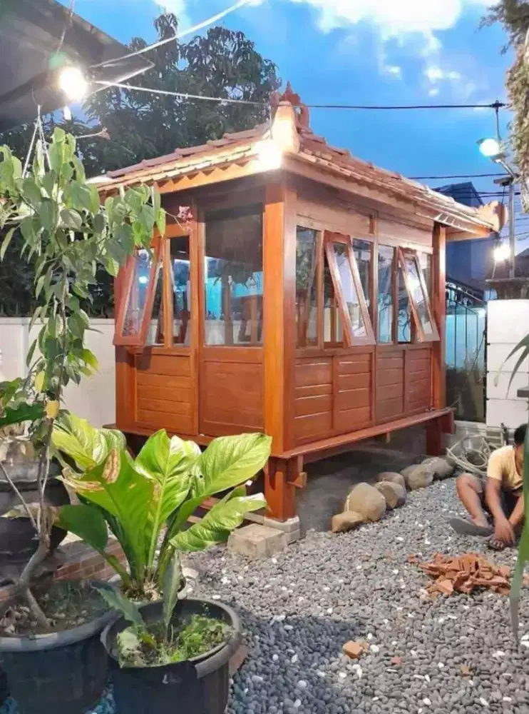 Saung panggung tertutup