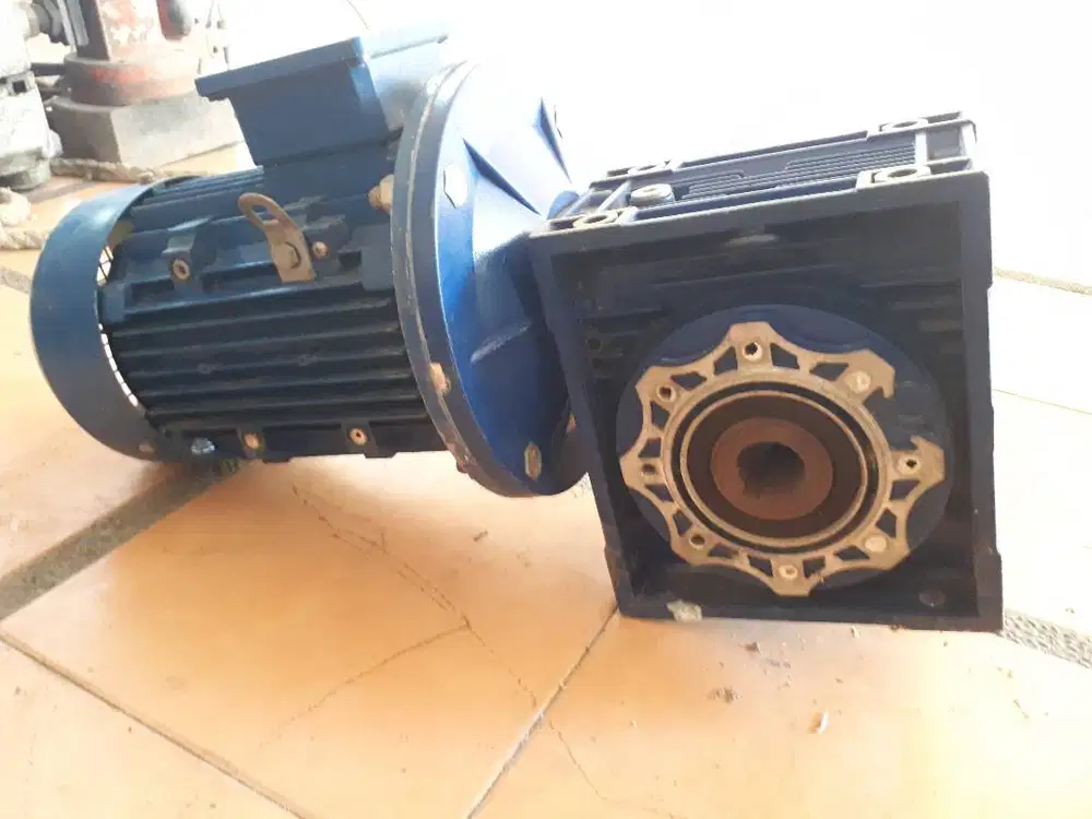 Couple Motor Gear 3 HP 1420 rpm 3 phase / NMRV 090 1:30 (A-446)