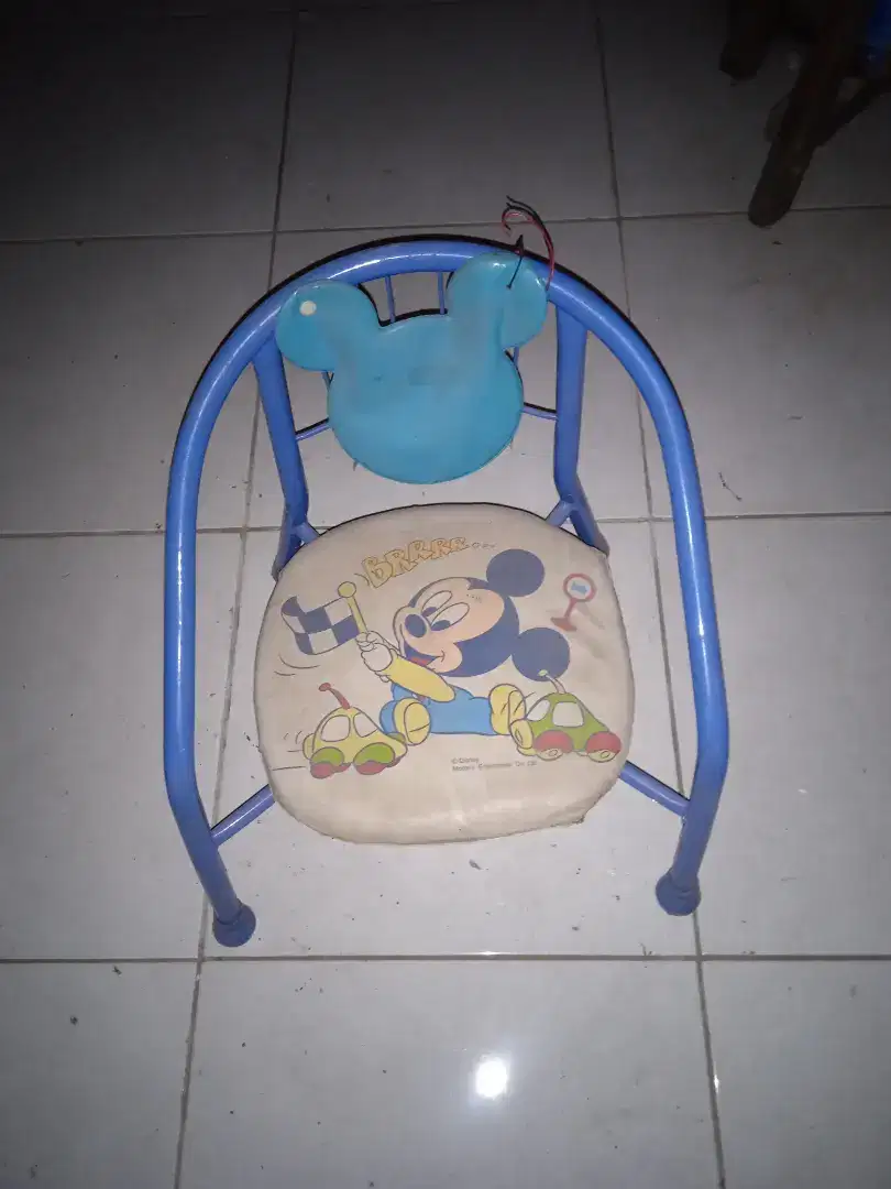 Kursi motif Mickey mouse dari bahan besi