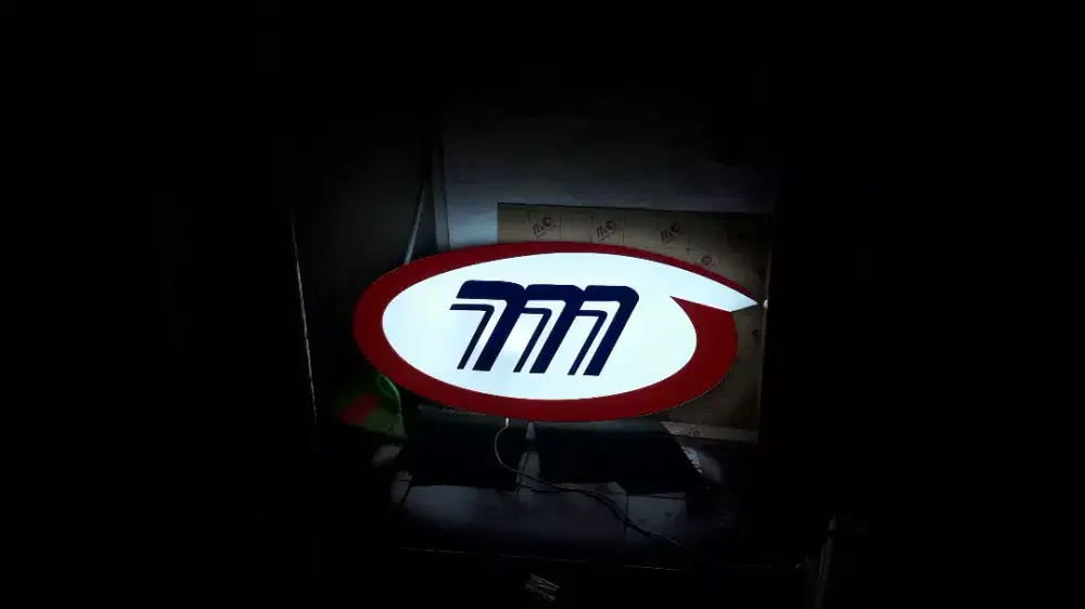 Huruf timbul dan neon box