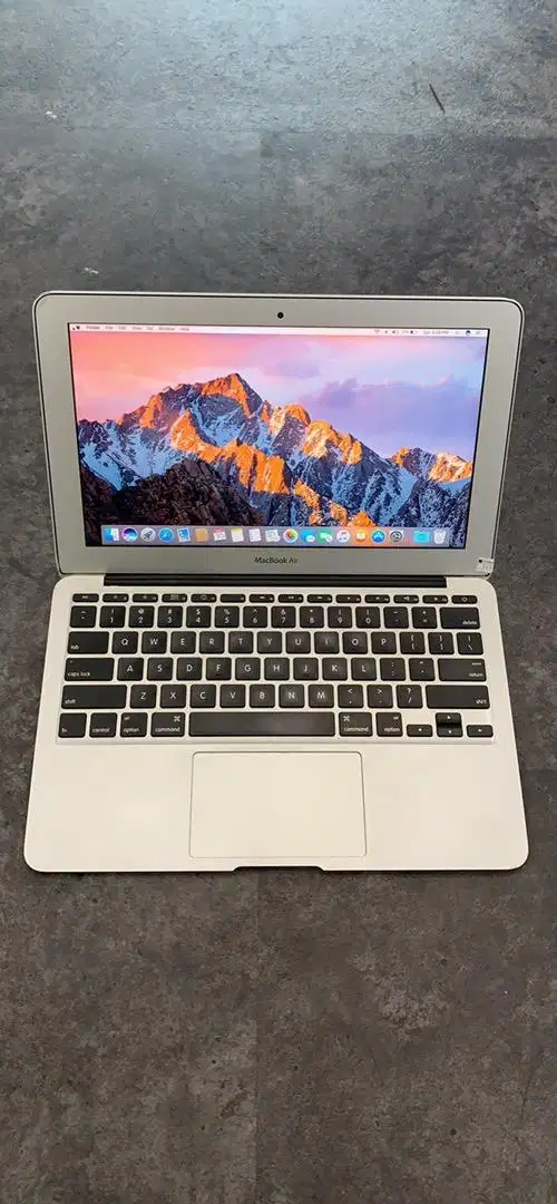 Macbook air 2010 RAM 2/64 GB JUAL MURAH MINUS KAMERA OFF