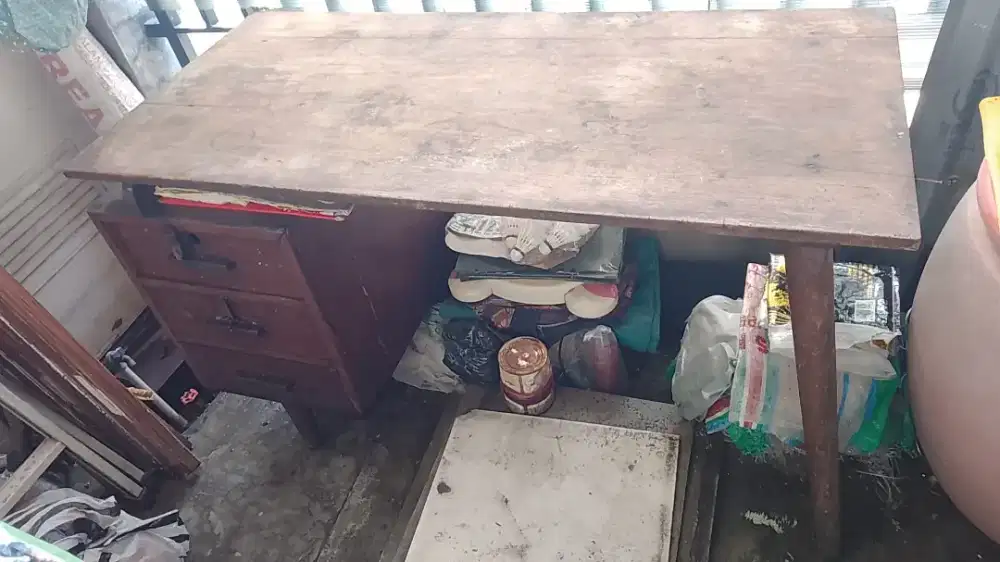 Meja kayu jati tua padat ada laci