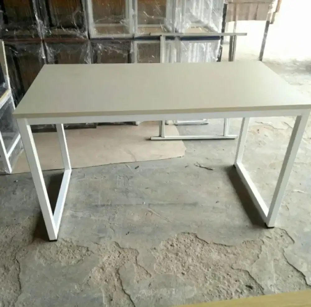 Meja kerja / meja kantor