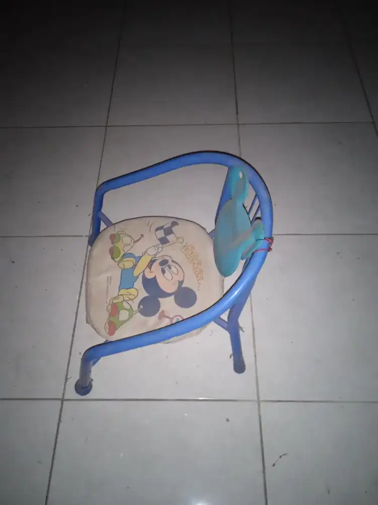 Kursi motif Mickey dari besi