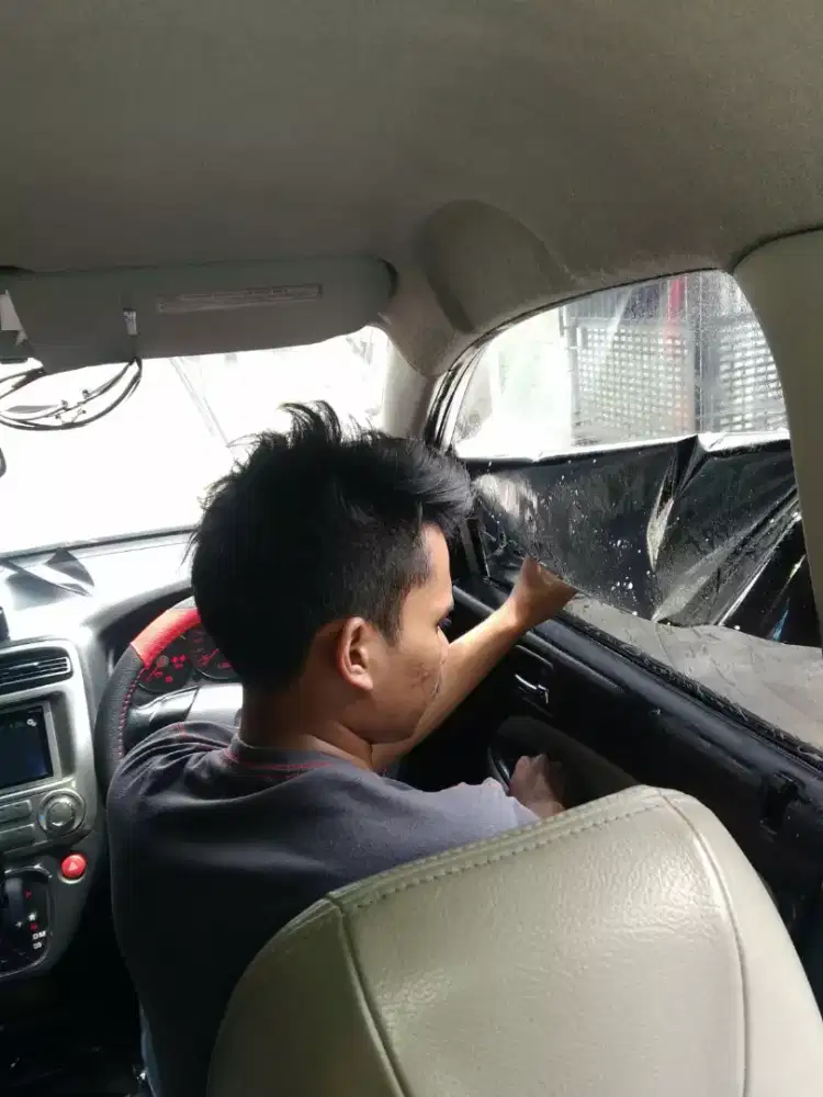 Pasang kaca film mobil di rumah aja
