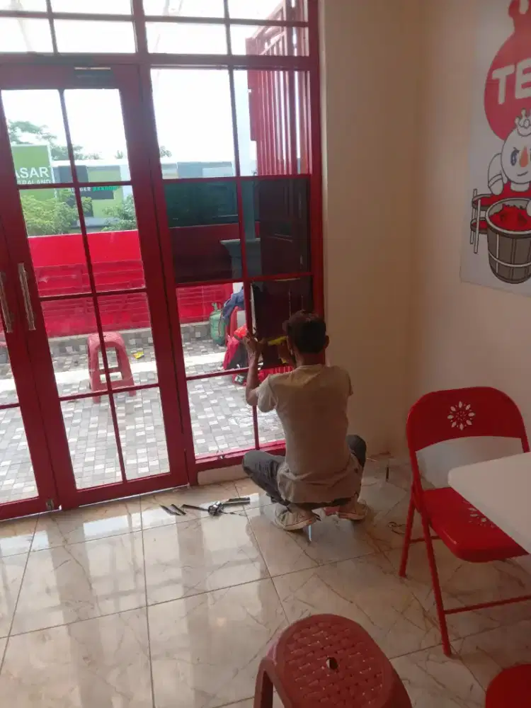 Jasa stiker kaca gedung