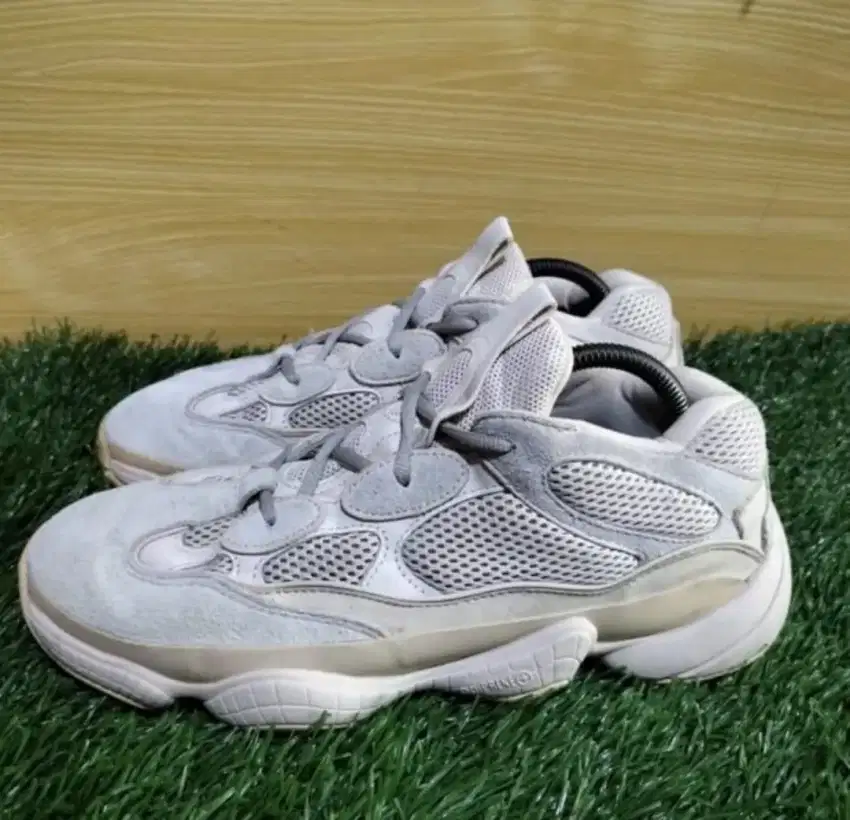 Sepatu Sneaker Adidas Yeezy 500 Size 44