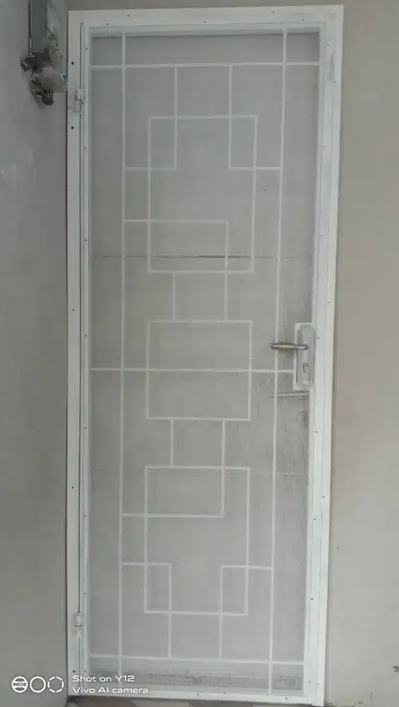 Pintu teralis kasa nyamuk
