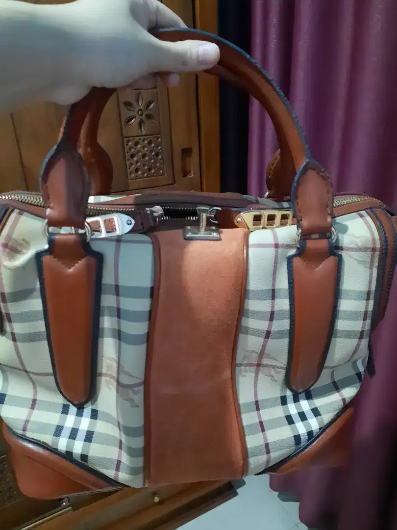 Tas wanita burberry office,keren banget utk ke kantor dan muat banyak