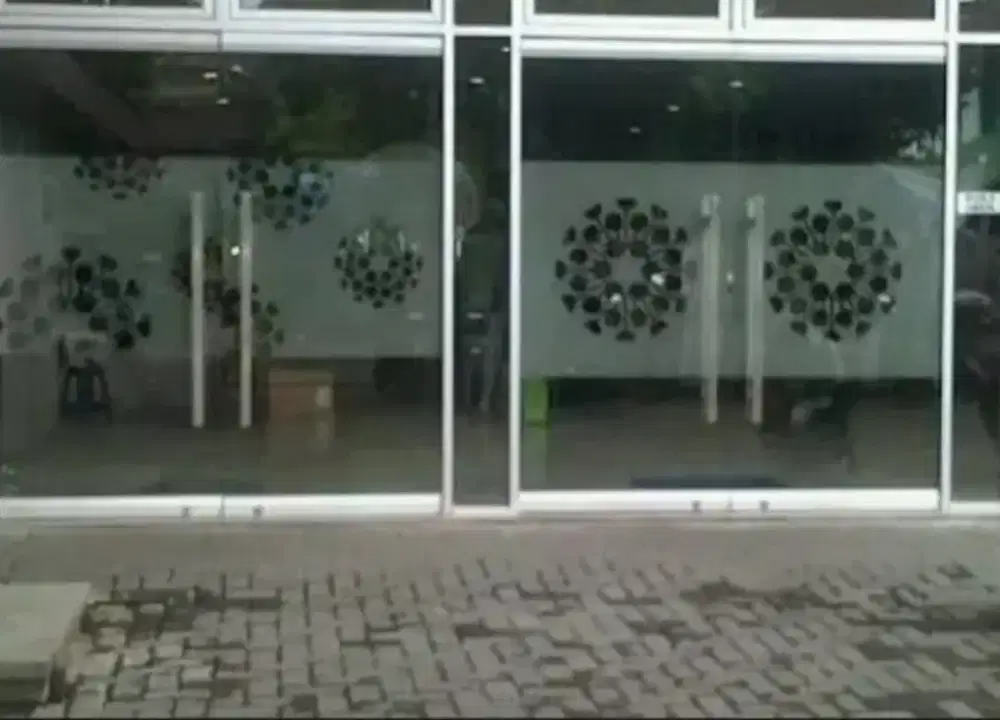 Konsep kaca gedung dengan pasang stiker Sanblas dan Kaca Film