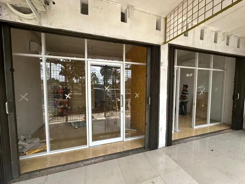 Partisi kaca dan pintu kaca