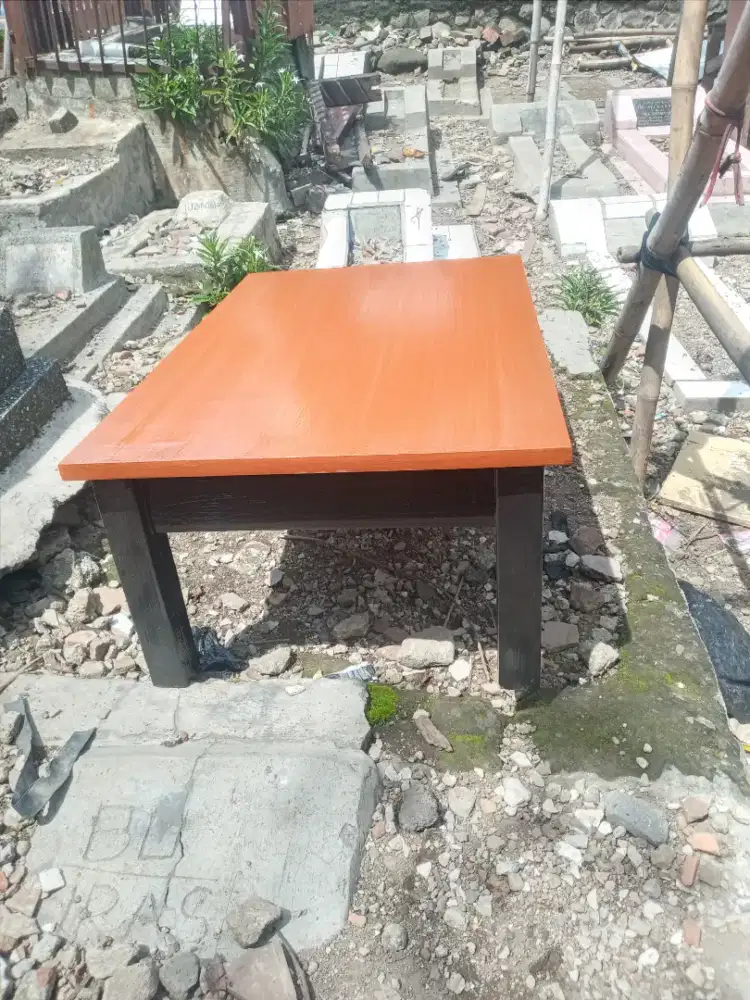 Meja lesehan serbaguna