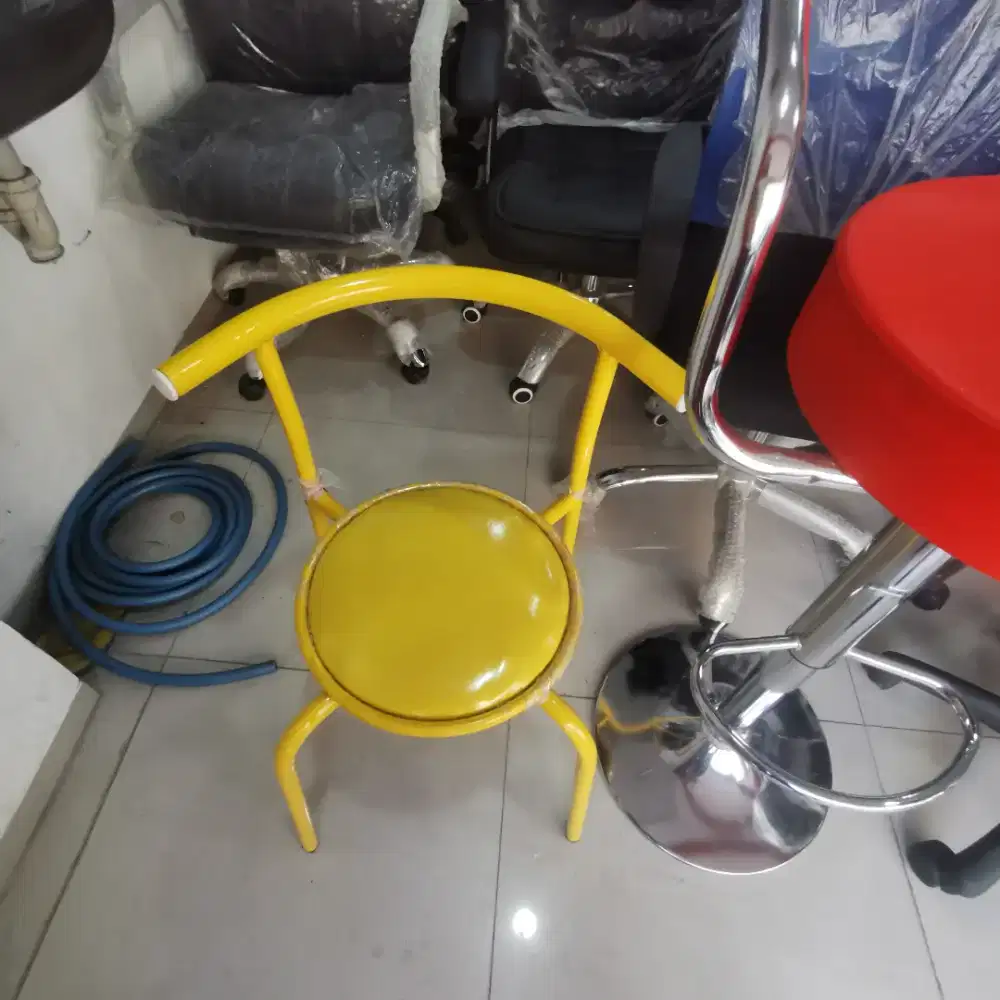Kursi cafe warna kuning