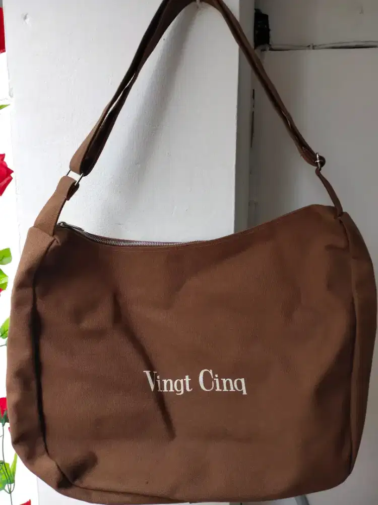 Dijual Fashion Tas Band Vinqt Cinq. Barang Bagus. Ukuran T32cm L49cm