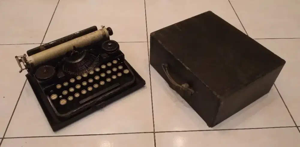 Mesin Tik Antik UNDERWOOD untuk Pajangan Kolektor.