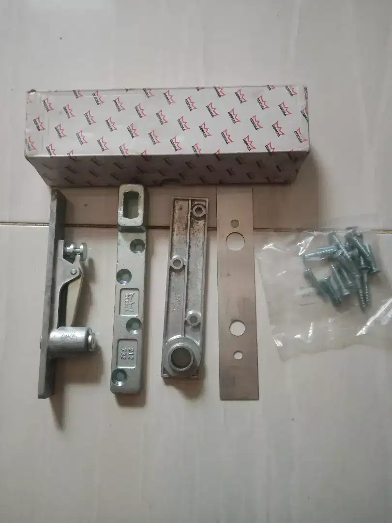 engsel atas pintu kaca dorma