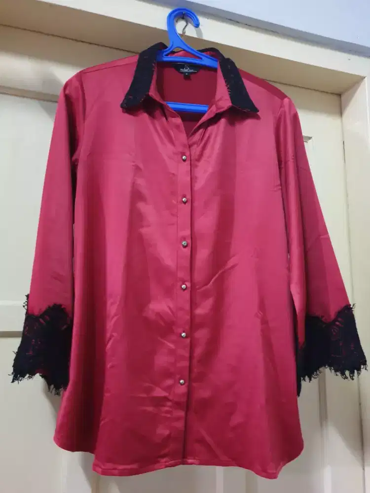 Atasan satin merah bonus pashmina