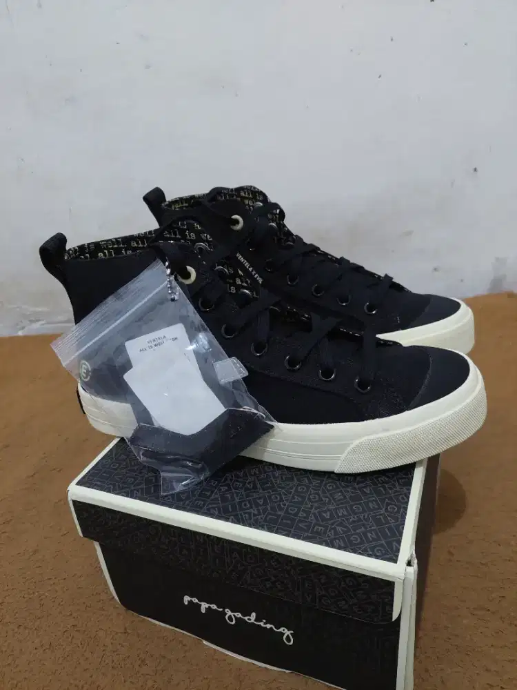 Sepatu Ventela X EviL Papa Gading Size 40 baru ori harga 500rb