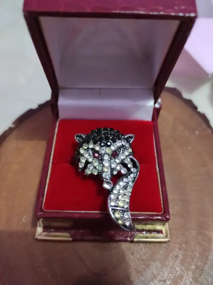 Cincin perak bakar bentuk rubah crystal