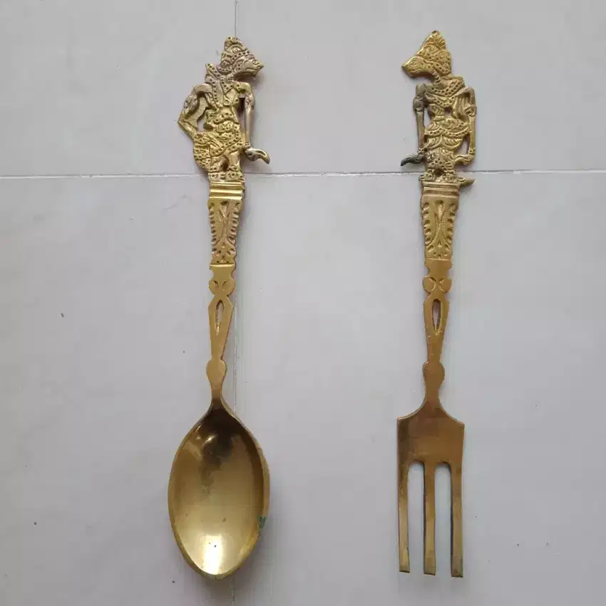 Display sendok garfu wayang