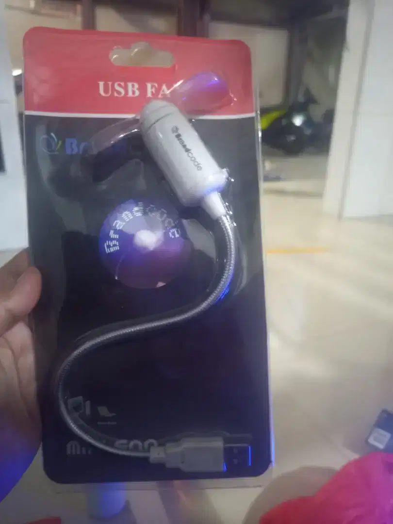 USB fan baling2 nyala ada tulisan. Memepercantik ruangannya