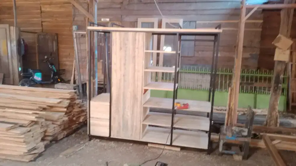 Lemari besi minimalis