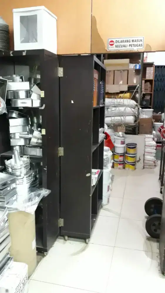 Lemari 16 kompartemen , bs berfungsi sebagai pintu