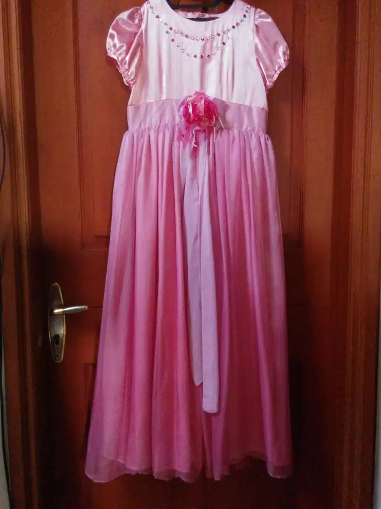 Gaun Elegan Pink Berhias Batu Permata Imitasi