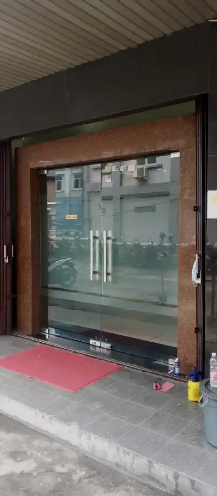 Tukang pasang stiker kaca vinyl sanblas