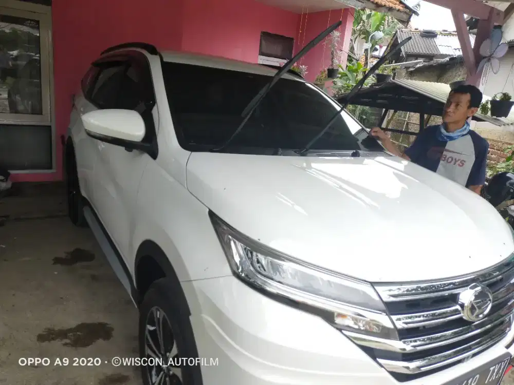 kaca film mobil dan gedung panggilan