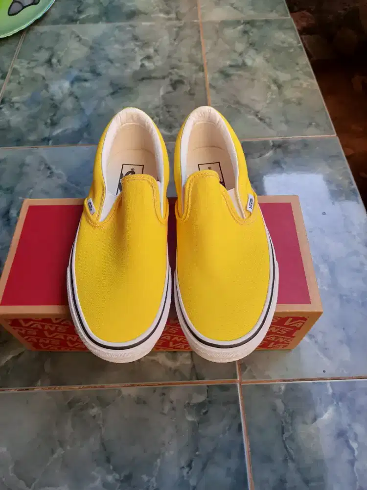 Vans slip on classic yellow