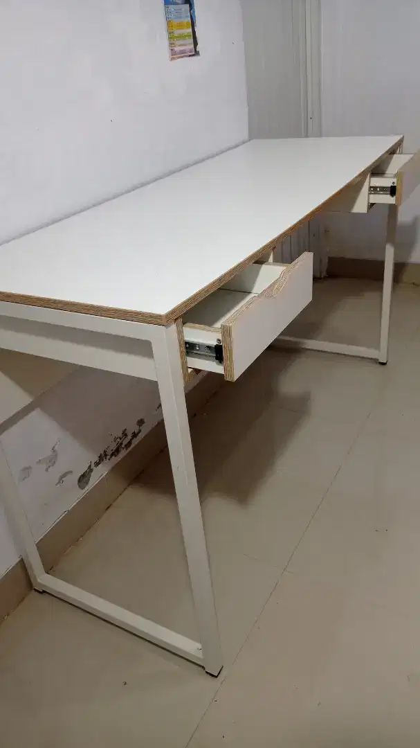 Meja kerja / kantor