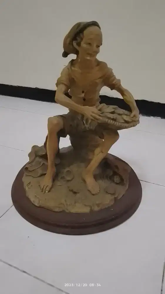 patung meja lelaki penjual ikan