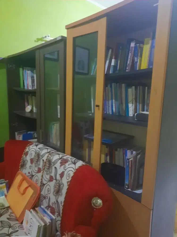 Almari kaca tempat buku dan lainnya