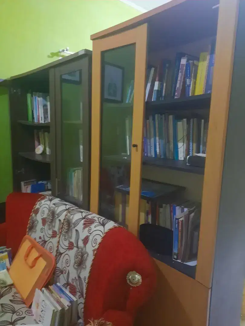 Almari kaca tempat buku dan lainnya