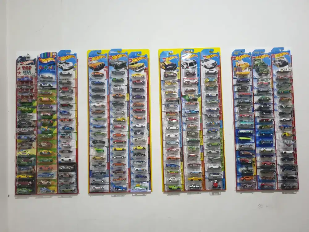 Koleksi Hot wheels dengan raknya