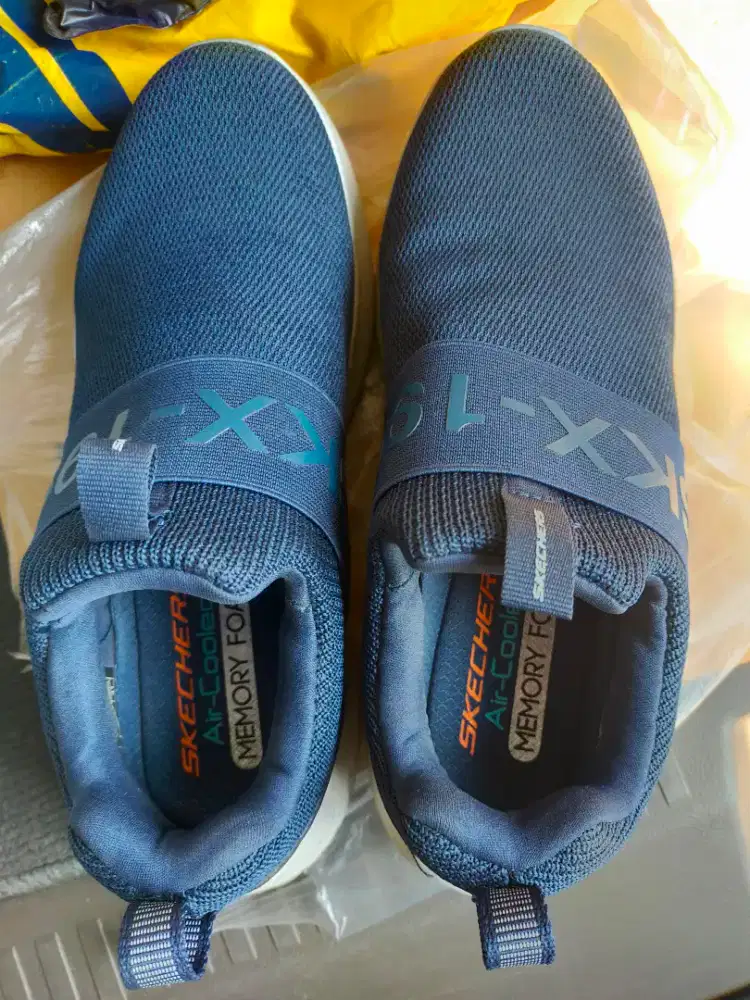 Sepatu Skechers ukuran 41 navy edition