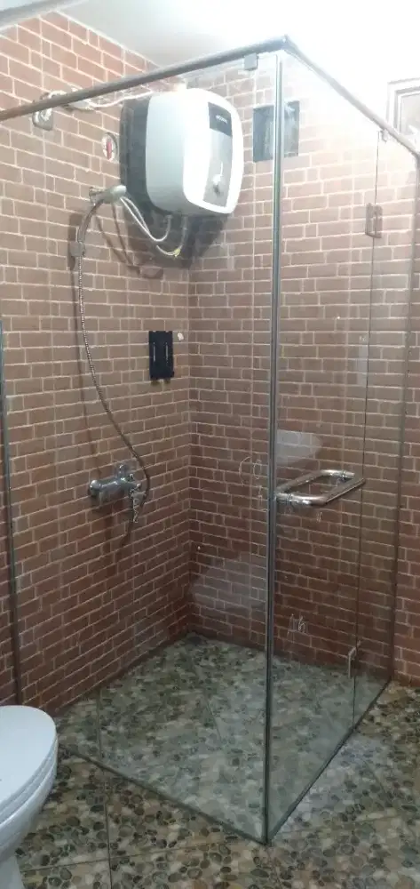 Kaca sekat kamar mandi