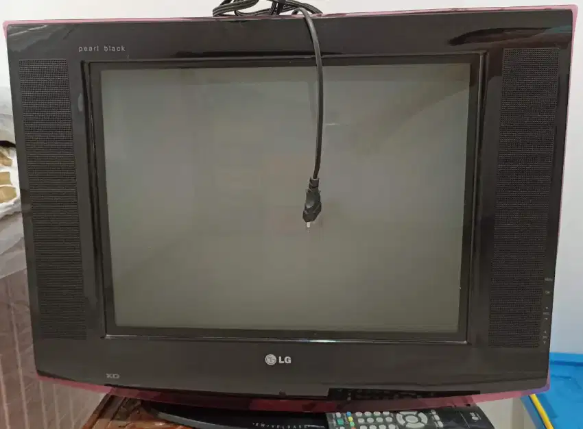 TV merk LG 21“ masih nyala normal