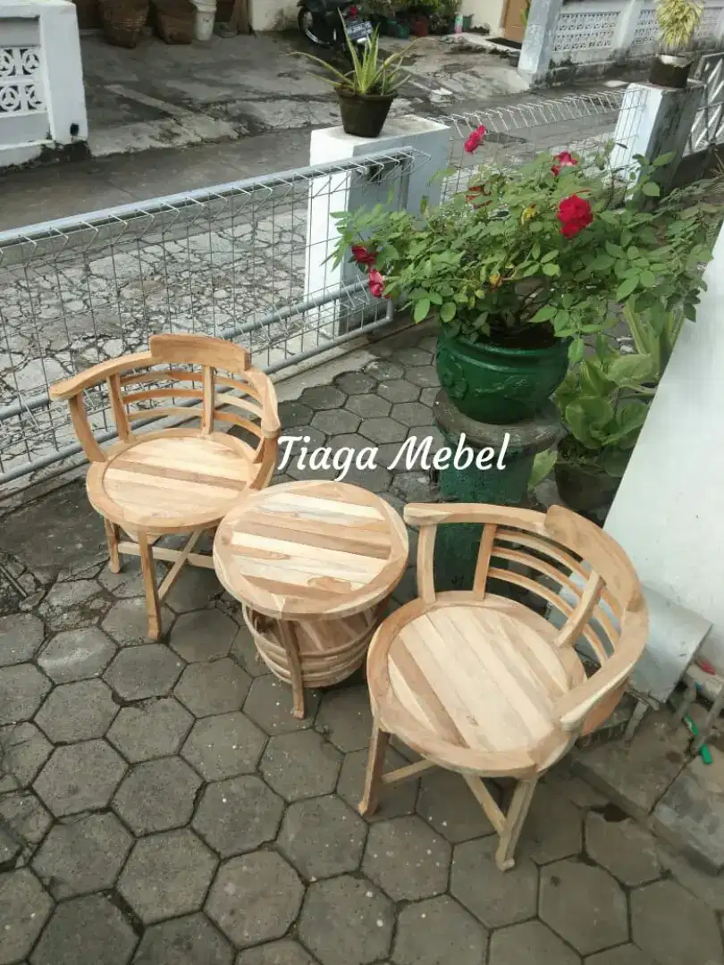 Kursi teras telur jati di Yogyakarta