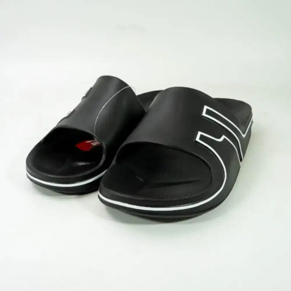 Barang asli & ready sanak lah ukuran 41 kecil.