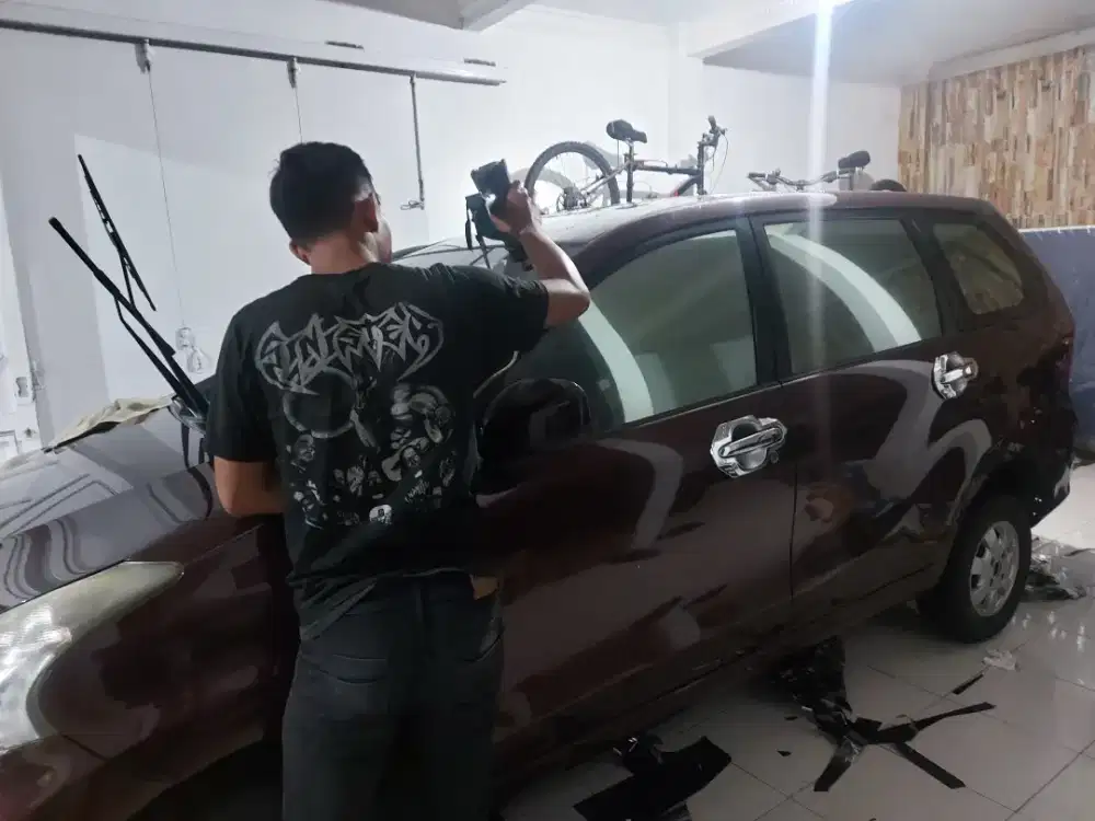 teknisi panggilan pasang kaca film mobil