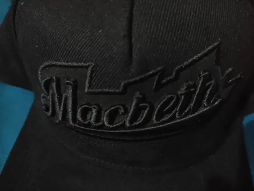 Macbeth topi hitam